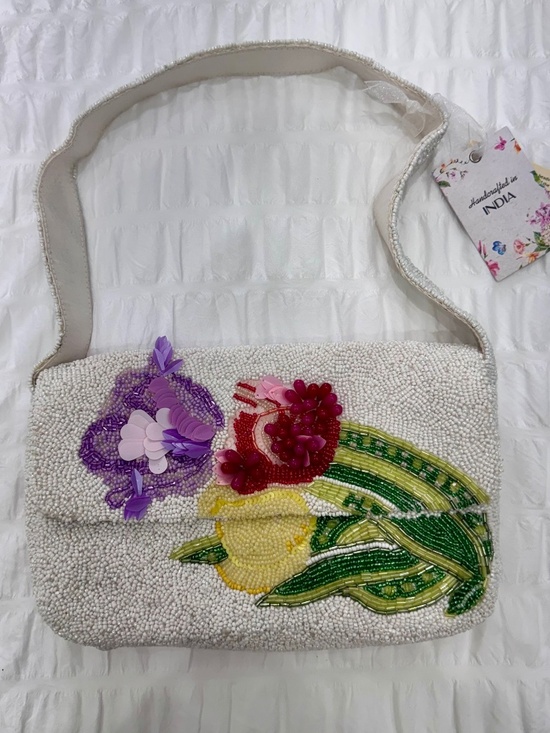 🌸 Hand-Beaded Floral Statement Bag – Soft Elegance with a Pop of Color 🌸